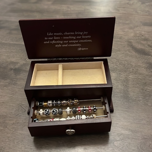 Brighton jewelry box and seven bracelets with various charms - Picture 11 of 11